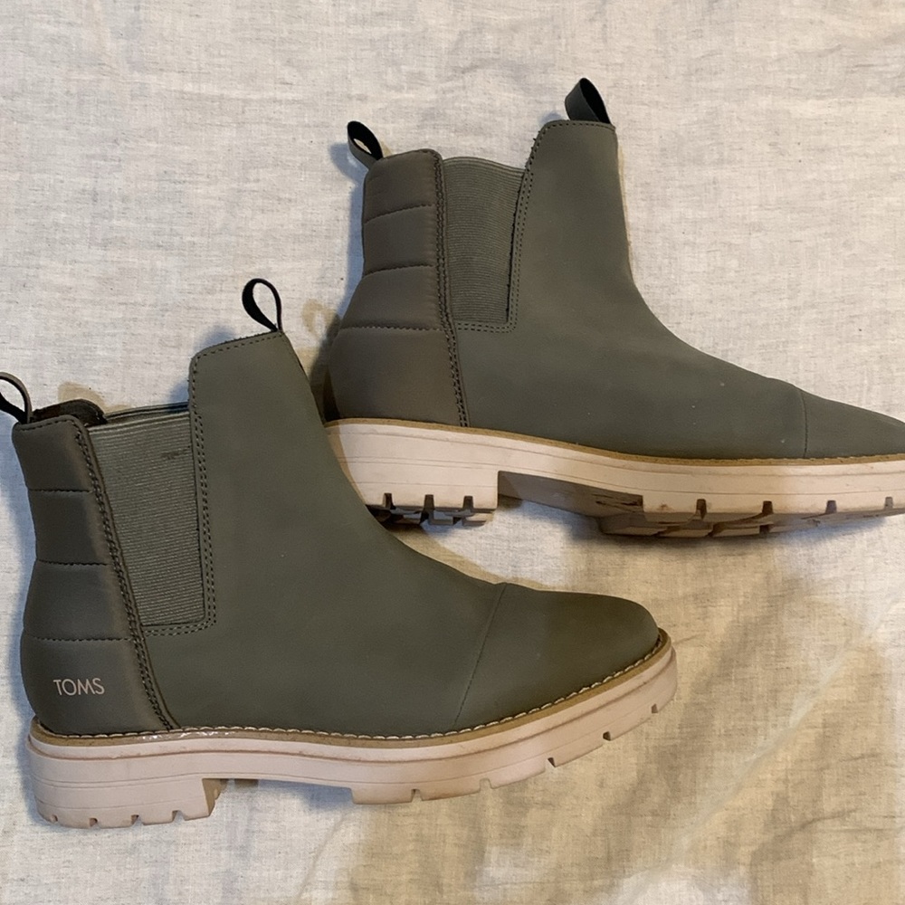Tom’s Skylar ankle boots 8.5